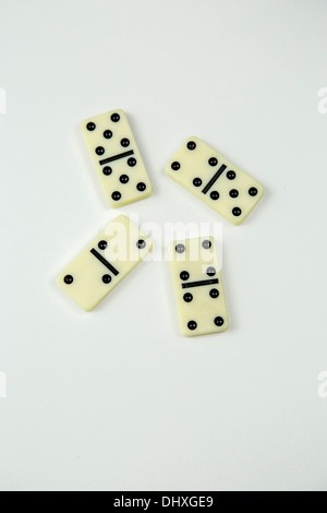 Domino Domino sucht Chance Entscheidung Niederlage spielen Spielspieler Zahlen Stillleben Spielobjekt alt altmodisch rot Stockfoto