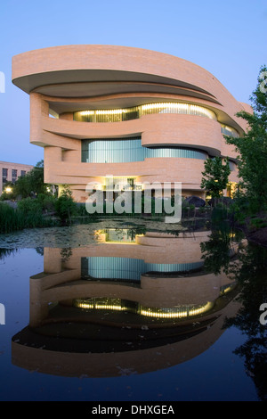 National Museum of the American Indian spiegelt sich im Teich, Washington, DC USA Stockfoto