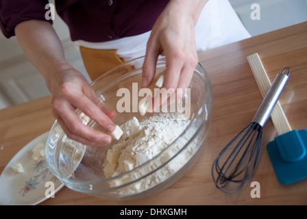 Köchin bereitet Zucker und Gluten freie Plätzchen Stockfoto