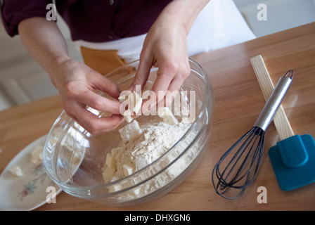 Köchin bereitet Zucker und Gluten freie Plätzchen Stockfoto