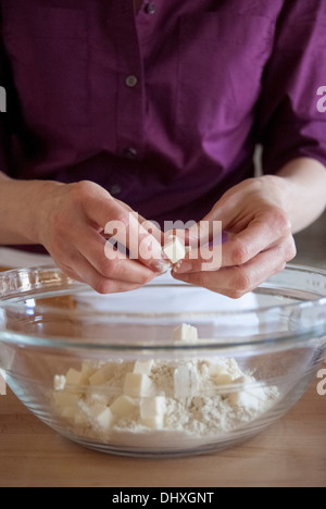 Köchin bereitet Zucker und Gluten freie Plätzchen Stockfoto