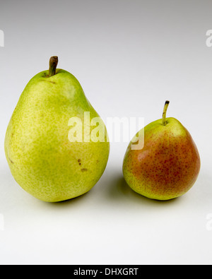 Birne Birnen grün rot Nahaufnahme Lebensmittel Obst Obst keine einzelnen allein einfach Einfachheit süße Körpergesundheit gesunde Peel Peeling Essen Stockfoto