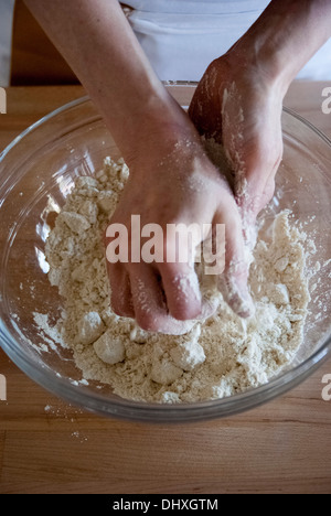 Köchin bereitet Zucker und Gluten freie Plätzchen Stockfoto