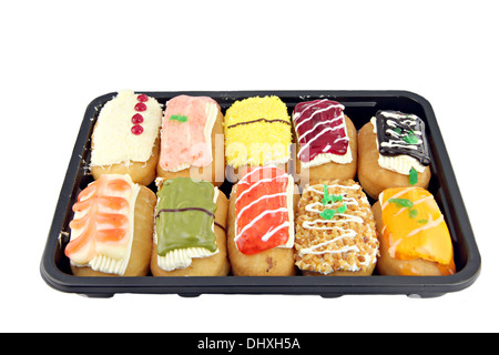 Sushi Farbe Donuts in der schwarzen Schale auf weißem Hintergrund. Stockfoto