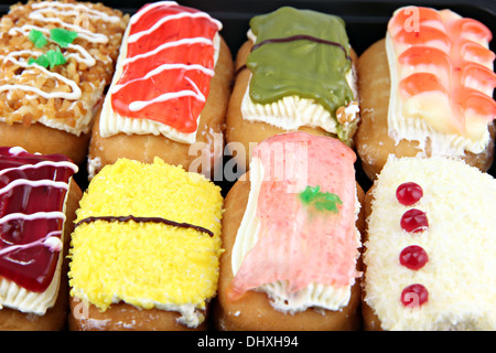 Closeup Sushi Donuts in der Schale auf weißem Hintergrund. Stockfoto