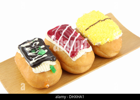 Closeup Sushi Donuts in der Bambus-Schale auf weißem Hintergrund. Stockfoto