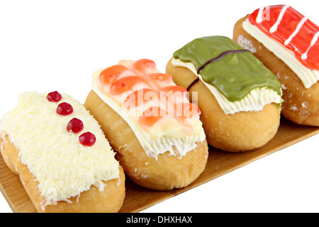 Closeup Sushi Donuts in der Bambus-Schale auf weißem Hintergrund. Stockfoto