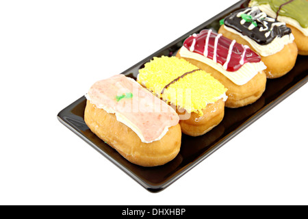 Closeup Sushi Donuts in der schwarzen Schale auf weißem Hintergrund. Stockfoto