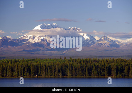 schneebedeckte Berge im Inneren Alaska Stockfoto