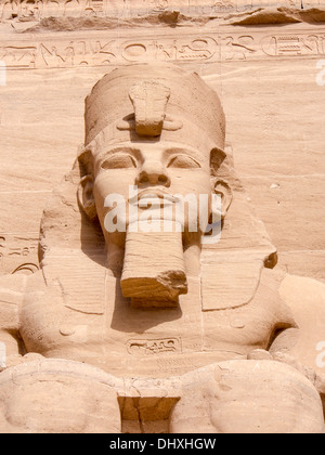 Eine Nahaufnahme von einer Statue von Ramses II. auf der UNESCO-World Heritage Site von Abu Simbel in Nubien, Ägypten Stockfoto