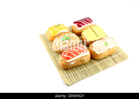 Closeup Mix Sushi Donuts in der Bambus-Schale auf weißem Hintergrund. Stockfoto