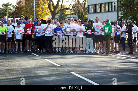 Läufer an der Startlinie, die Vorbereitungen für das Rennen in der Cambridge Fun Run zugunsten der BBC Kinder in Not 15. November 2013 beginnen Cambridge, England Stockfoto