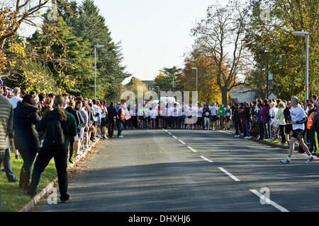 Läufer an der Startlinie, immer bereit, das Rennen mit Zuschauern entlang der Straße, an der Cambridge Fun Run zugunsten der BBC Kinder in Not 15. November 2013 anfeuern beginnen Cambridge, England Stockfoto