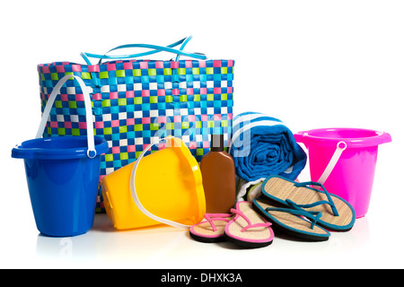 Strandtasche mit Eimer, Handtuch, Badelatschen und Sonnencreme auf weißem Hintergrund Stockfoto