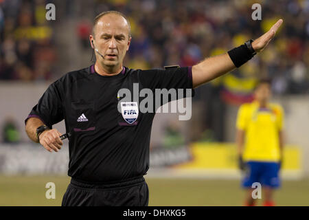 ein Unentschieden, 0: 0. 15. November 2013. Schiedsrichter Silviu Petrescu (CAN) in Aktion während der Gillette International Soccer-Serie-Spiel zwischen Argentinien und Ecuador im MetLife Stadium in East Rutherford, New Jersey. Das Spiel endet unentschieden, 0: 0. (Christopher Szagola/Cal Sport Media) © Csm/Alamy Live-Nachrichten Stockfoto