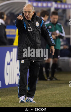 ein Unentschieden, 0: 0. 15. November 2013. Argentinien-Cheftrainer Alejandro Sabella reagiert an der Seitenlinie während der Gillette International Soccer-Serie-Spiel zwischen Argentinien und Ecuador im MetLife Stadium in East Rutherford, New Jersey. Das Spiel endet unentschieden, 0: 0. (Christopher Szagola/Cal Sport Media) © Csm/Alamy Live-Nachrichten Stockfoto