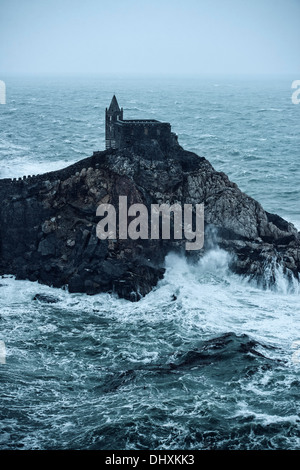 St Peters mittelalterliche Kirche thront auf einem felsigen Abgrund Küsten Sturm, Porto Venere, Italien Stockfoto