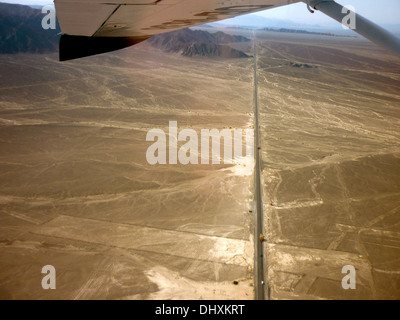 Blick auf die Pan-American Highway von einem Flug über die Linien von Nasca, Peru Stockfoto