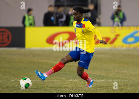 ein Unentschieden, 0: 0. 15. November 2013. Ecuador-Verteidiger Juan Carlos Paredes (4) in Aktion während der Gillette International Soccer-Serie-Spiel zwischen Argentinien und Ecuador im MetLife Stadium in East Rutherford, New Jersey. Das Spiel endet unentschieden, 0: 0. (Christopher Szagola/Cal Sport Media) © Csm/Alamy Live-Nachrichten Stockfoto