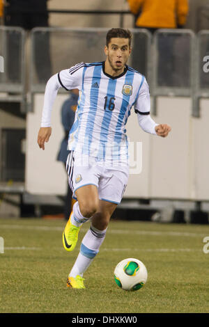 ein Unentschieden, 0: 0. 15. November 2013. Argentinien-Mittelfeldspieler Richardo Alvarez (16) in Aktion während der Gillette International Soccer-Serie-Spiel zwischen Argentinien und Ecuador im MetLife Stadium in East Rutherford, New Jersey. Das Spiel endet unentschieden, 0: 0. (Christopher Szagola/Cal Sport Media) © Csm/Alamy Live-Nachrichten Stockfoto