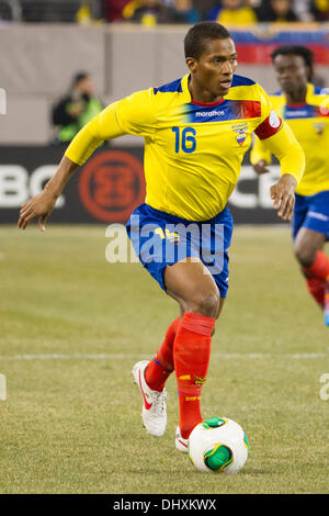 ein Unentschieden, 0: 0. 15. November 2013. Ecuador-Mittelfeldspieler Antonio Valencia (16) in Aktion während der Gillette International Soccer-Serie-Spiel zwischen Argentinien und Ecuador im MetLife Stadium in East Rutherford, New Jersey. Das Spiel endet unentschieden, 0: 0. (Christopher Szagola/Cal Sport Media) © Csm/Alamy Live-Nachrichten Stockfoto