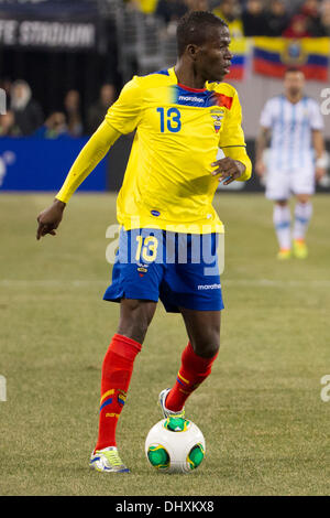 ein Unentschieden, 0: 0. 15. November 2013. Ecuador-Mittelfeldspieler Enner Valencia (13) in Aktion während der Gillette International Soccer-Serie-Spiel zwischen Argentinien und Ecuador im MetLife Stadium in East Rutherford, New Jersey. Das Spiel endet unentschieden, 0: 0. (Christopher Szagola/Cal Sport Media) © Csm/Alamy Live-Nachrichten Stockfoto