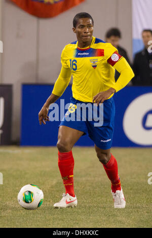 ein Unentschieden, 0: 0. 15. November 2013. Ecuador-Mittelfeldspieler Antonio Valencia (16) in Aktion während der Gillette International Soccer-Serie-Spiel zwischen Argentinien und Ecuador im MetLife Stadium in East Rutherford, New Jersey. Das Spiel endet unentschieden, 0: 0. (Christopher Szagola/Cal Sport Media) © Csm/Alamy Live-Nachrichten Stockfoto