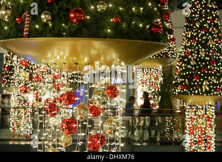 Oberhausen, Deutschland. 15. November 2013. Tausende von LED-Leuchten Festivlely beleuchten das Einkaufszentrum Centro in Oberhausen, Deutschland, 15. November 2013. Das Weihnachtsgeschäft hat begonnen. Foto: ROLAND WEIHRAUCH/Dpa/Alamy Live News Stockfoto