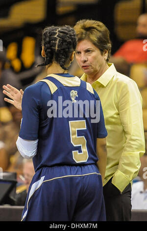 -Orlando, FL, U. 15. November 2013. S: FIU Cheftrainer Cindy Russo spricht mit FIU bewachen Taylor Shade (5) während der ersten Hälfte Frauen NCAA Basketball-Spiel Aktion zwischen den FIU Panthers und die UCF Knights im CFE Arena in Orlando, FL. © Csm/Alamy Live-Nachrichten Stockfoto