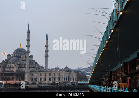 Galata-Brücke und die Moschee am Morgen Stockfoto