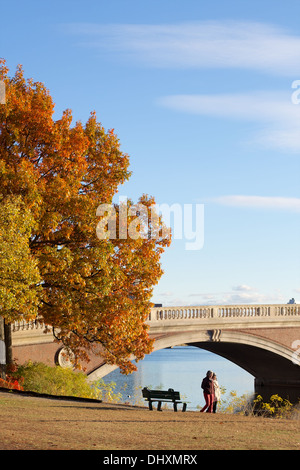 Schöne Herbst Nachmittag an den Ufern des Charles River in der Nähe von Harvards Wochen Fußgängerbrücke in Cambridge, MA, USA am 3. November 2013. Stockfoto