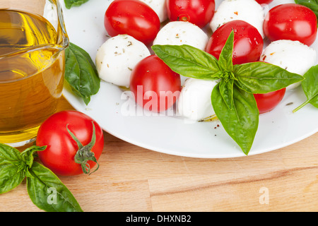 Caprese-Salat-Platte auf Holztisch Stockfoto