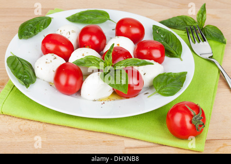 Caprese-Salat-Platte auf Holztisch Stockfoto