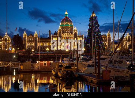 Ein Blick auf die British Columbia Parlamentsgebäude, geschmückt in Weihnachtsbeleuchtung und den Inner Harbour von Victoria. Stockfoto