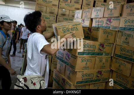 International Convention Centre, Cebu City 16.11.2013. Eine Cebu City Initiative eine Reihe von Regierungsbehörden in der Nachmahd der Taifun Haiyan/Yolanda. Eine 24-Stunden-Hilfsaktion Hilfe beinhaltet die empfangende und neu verpacken von Lebensmitteln, die für die am schwersten betroffenen Gebieten bestimmt sind. Freiwillige Helfer sind vor allem Studenten. Relief-Packs enthalten 6 Kilo Reis, 5 Dosen Sardinen, 5 Dosen corned Beef/Rind Laib. Stockfoto