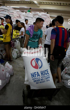 International Convention Centre, Cebu City 16.11.2013. Eine Cebu City Initiative eine Reihe von Regierungsbehörden in der Nachmahd der Taifun Haiyan/Yolanda. Eine 24-Stunden-Hilfsaktion Hilfe beinhaltet die empfangende und neu verpacken von Lebensmitteln, die für die am schwersten betroffenen Gebieten bestimmt sind. Freiwillige Helfer sind vor allem Studenten. Relief-Packs enthalten 6 Kilo Reis, 5 Dosen Sardinen, 5 Dosen corned Beef/Rind Laib. Stockfoto