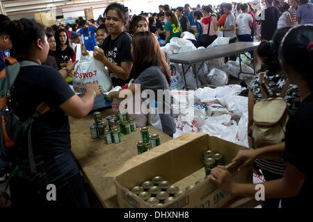 International Convention Centre, Cebu City 16.11.2013. Eine Cebu City Initiative eine Reihe von Regierungsbehörden in der Nachmahd der Taifun Haiyan/Yolanda. Eine 24-Stunden-Hilfsaktion Hilfe beinhaltet die empfangende und neu verpacken von Lebensmitteln, die für die am schwersten betroffenen Gebieten bestimmt sind. Freiwillige Helfer sind vor allem Studenten. Relief-Packs enthalten 6 Kilo Reis, 5 Dosen Sardinen, 5 Dosen corned Beef/Rind Laib. Stockfoto