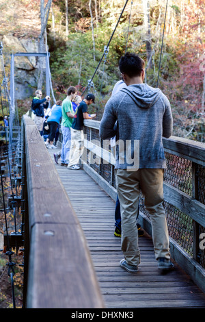 Menschen auf einer Hängebrücke überqueren der Schlucht in der Nähe der Basis des Tallulah Falls State Park in Rabun County, Georgia. USA Stockfoto