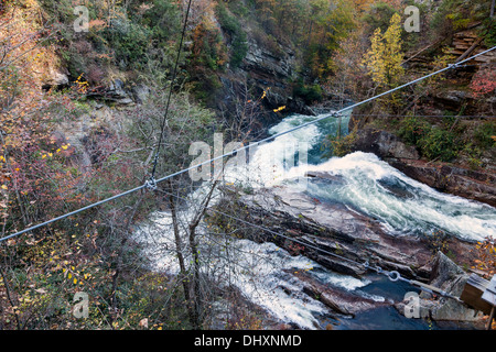 Wasser Überspannungen über und um Felsbrocken in der Schlucht des Tallulah Falls State Park in Rabun County, Georgia. USA Stockfoto