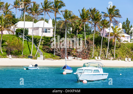 Sportboote vor Anker in einer ruhigen Bucht entlang der Küste von Bermuda. Stockfoto