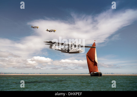 USAAF PBY Catalina Wasserflugzeug verlassen der Ostküste von England im Jahre 1945 vorbei an einem Themse Segeln Lastkahn, mit zwei P51 Mustang Escorts. Stockfoto