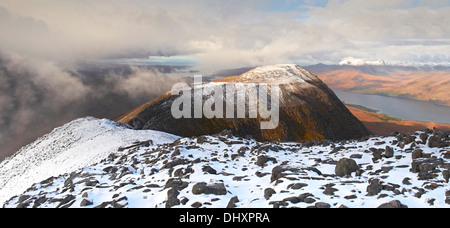 Gebührenfreie Nam Biast, Gipfel der Beinn Damh im Winter. Die schottischen Highlands, UK. Stockfoto