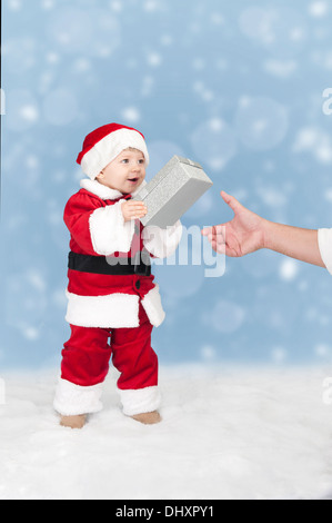 kleiner Weihnachtsmann mit goft Stockfoto