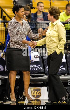 15. November 2013 - Orlando, FL, USA: UCF Cheftrainer Joi Williams und FIU Cheftrainer Cindy Russo Hände schütteln vor Beginn der ersten Halbzeit Frauen NCAA Basketball-Spiel Aktion zwischen den FIU Panthers und die UCF Knights im CFE Arena in Orlando, Fl. Stockfoto