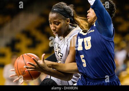 15. November 2013 - Orlando, FL, USA: FIU Guard Taylor Shade (5) verteidigt UCF vorwärts Sara Djassi (20) während der ersten Hälfte Frauen NCAA Basketball-Spiel Aktion zwischen den FIU Panthers und die UCF Knights im CFE Arena in Orlando, Fl. Stockfoto