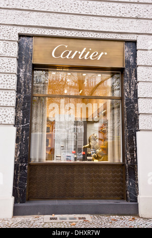 Fenster "elegant" der Cartier-Store in Berlin gehört es zur Schweizer Gruppe Richemont, weltweit drittgrößte Luxus waren. Stockfoto