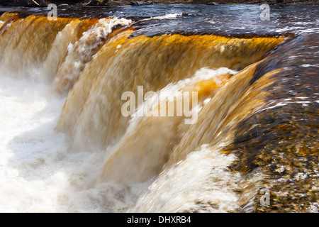 Wasserfall bei Hochwasser bekannt als Keila Juga in Estland. Stockfoto