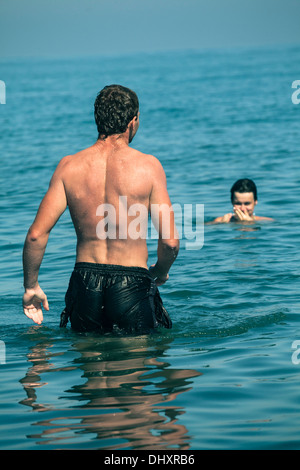 Junges Paar genießen Sommer und das Meer. Stockfoto
