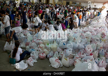 International Convention Centre, Cebu City 16.11.2013. Eine Cebu City Initiative eine Reihe von Regierungsbehörden in der Nachmahd der Taifun Haiyan/Yolanda. Eine 24-Stunden-Hilfsaktion Hilfe beinhaltet die empfangende und neu verpacken von Lebensmitteln, die für die am schwersten betroffenen Gebieten bestimmt sind. Freiwillige Helfer sind vor allem Studenten. Relief-Packs enthalten 6 Kilo Reis, 5 Dosen Sardinen, 5 Dosen corned Beef/Rind Laib. Stockfoto