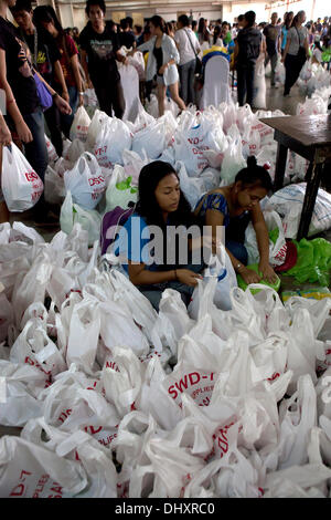 International Convention Centre, Cebu City 16.11.2013. Eine Cebu City Initiative eine Reihe von Regierungsbehörden in der Nachmahd der Taifun Haiyan/Yolanda. Eine 24-Stunden-Hilfsaktion Hilfe beinhaltet die empfangende und neu verpacken von Lebensmitteln, die für die am schwersten betroffenen Gebieten bestimmt sind. Freiwillige Helfer sind vor allem Studenten. Relief-Packs enthalten 6 Kilo Reis, 5 Dosen Sardinen, 5 Dosen corned Beef/Rind Laib. Stockfoto